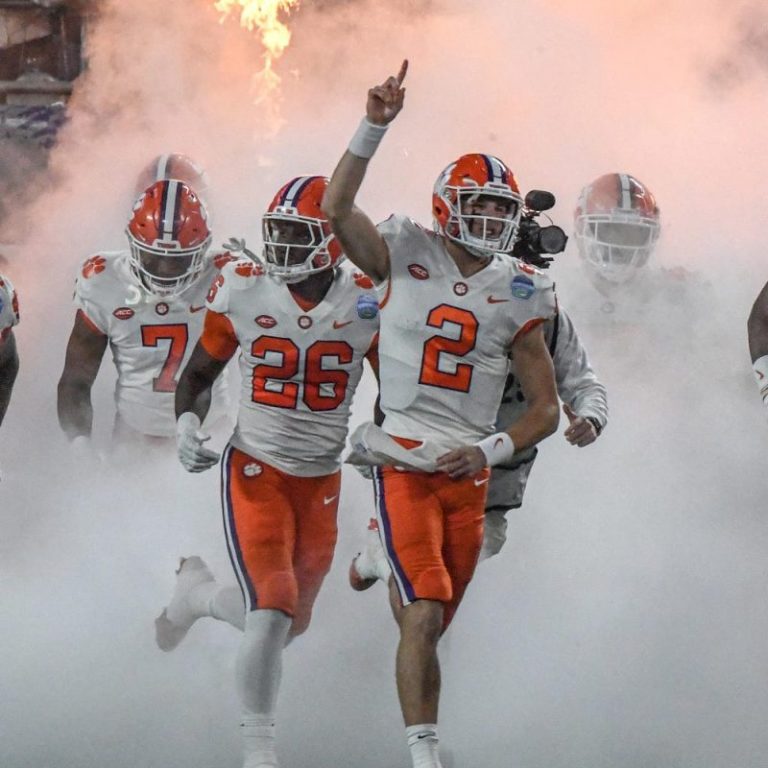 What college football bowl games come on today?