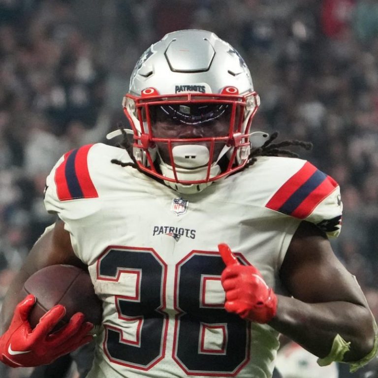 Fantasy sizzlers, fizzlers: Star emerges for Patriots despite crazy loss