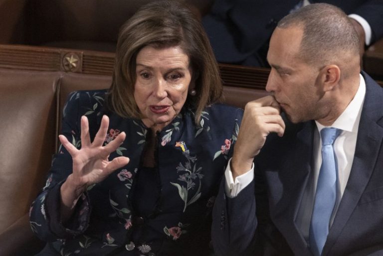 New Democratic House leader blesses top Pelosi aide to lead super PAC