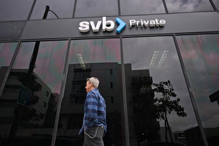 Lawmakers weigh having regulators monitor social media for bank panics