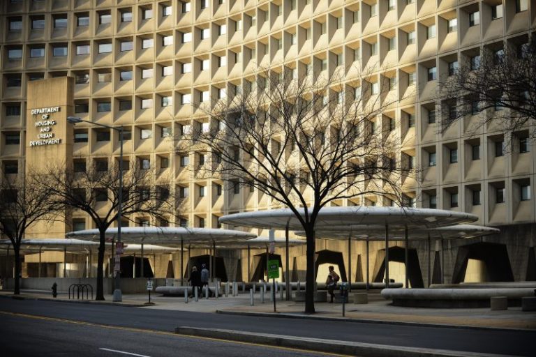 Anxious federal workers find few answers on debt ceiling