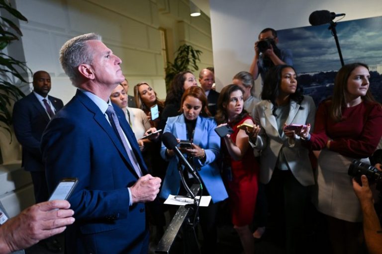 As government shutdown looms just days away, no agreement is in sight