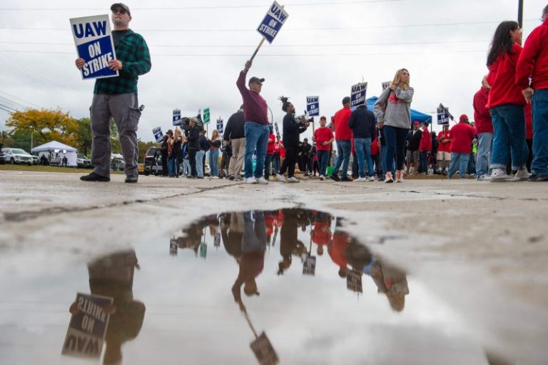 Biden, Trump visits fall flat for autoworkers girding for long strike