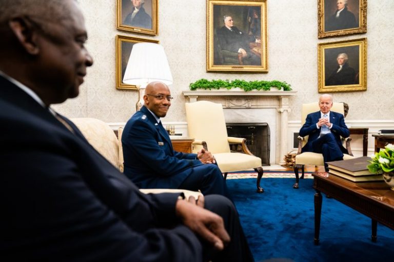 White House seeks a path forward on Ukraine amid House turmoil