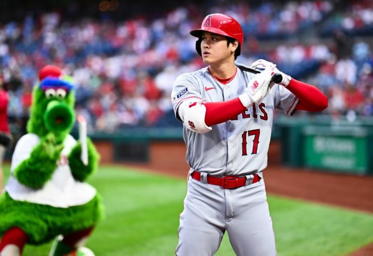 Shohei Ohtani helping donate 60K baseball gloves to Japanese schools