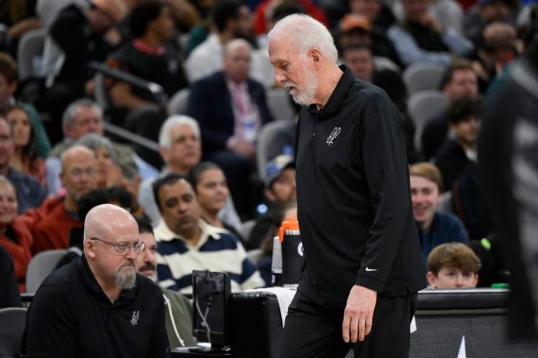 Popovich grabs mic, tells Spurs fans to stop booing Kawhi Leonard