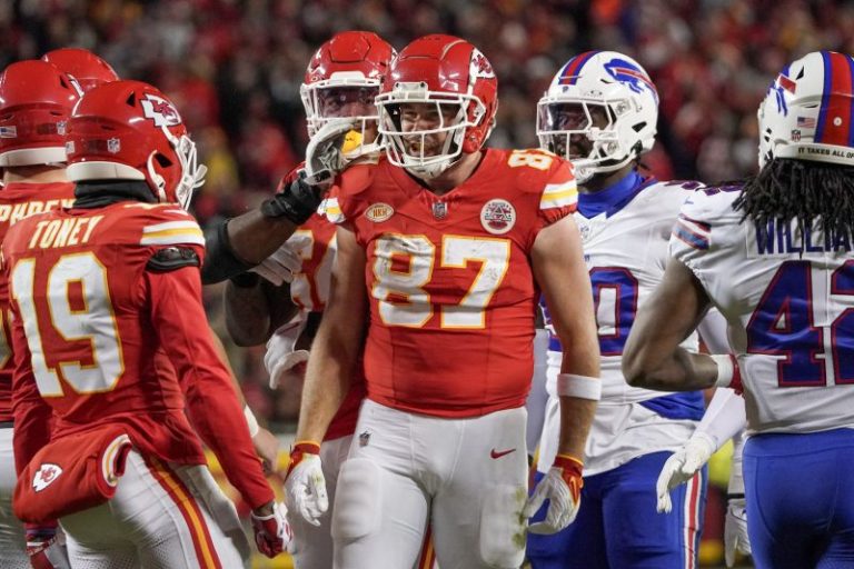 On podcast, Travis Kelce sticks up for beleaguered Chiefs receivers