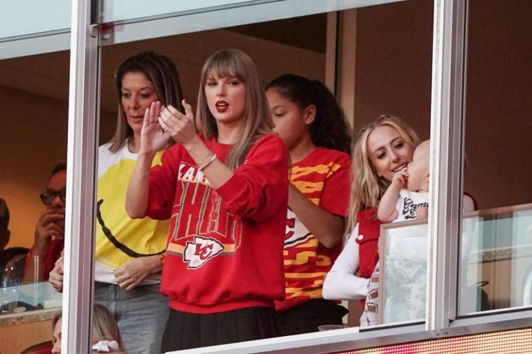 Taylor Swift spends Christmas cheering on Travis Kelce