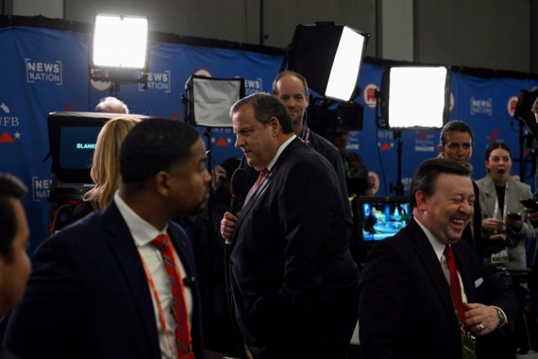 Christie defies calls to bow out, leaving anti-Trump movement splintered