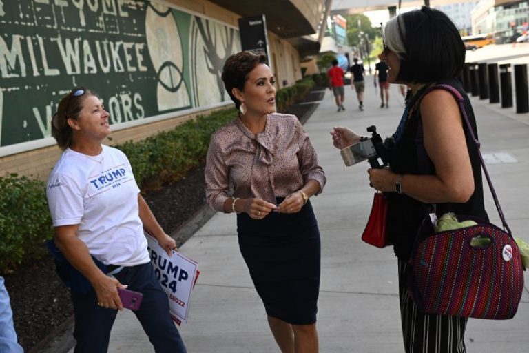 Kari Lake struggles to court moderates, imperiling GOP Senate pickup