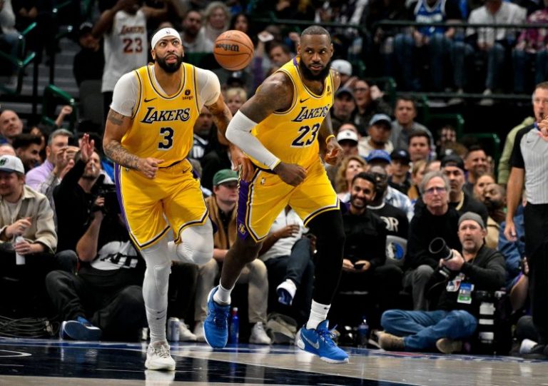 As losses mount, what is wrong with the Los Angeles Lakers?