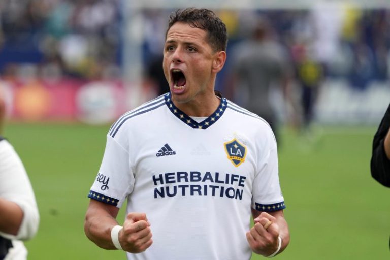 Chicharito returns to childhood team, Chivas
