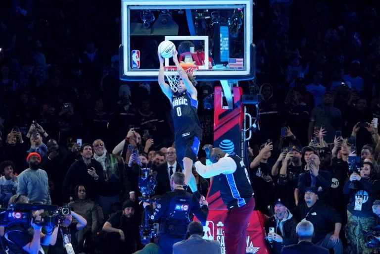 G League player defends NBA dunk contest title, Steph edges Sabrina
