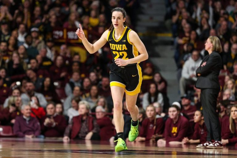 Caitlin Clark declares for the 2024 WNBA draft