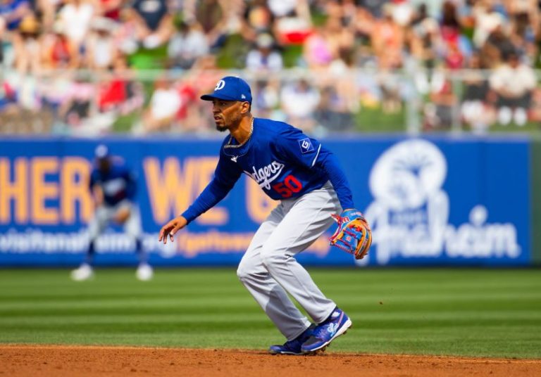 Dodgers move Gold Glove outfielder from second base to shortstop