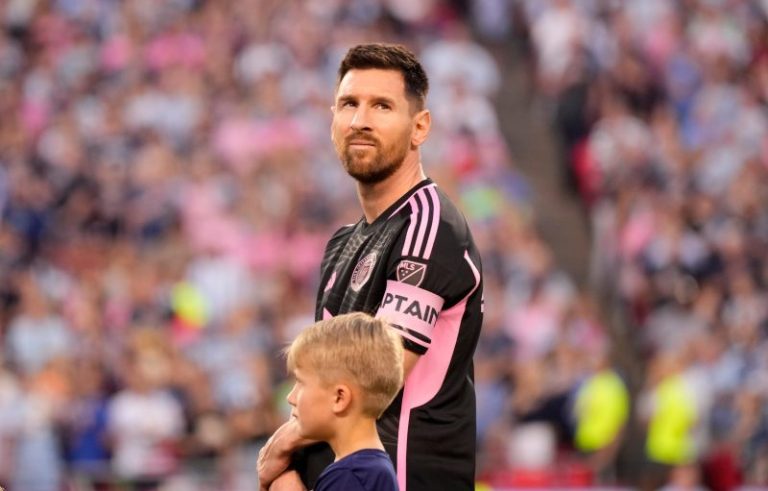 Mahomes meets Messi: NFL star, soccer legend meet before MLS game