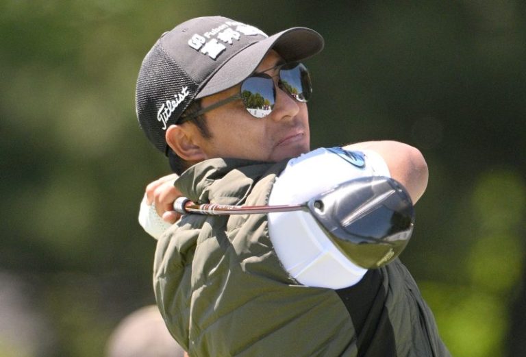 Fans step in as golfer uses four caddies in Canadian Open final round