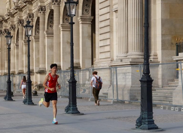 This American is running Paris marathon for medal, but not in Olympics