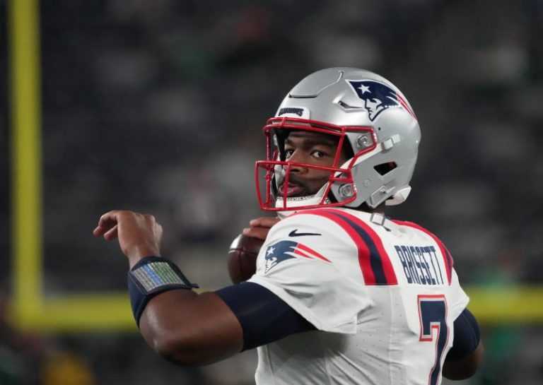 Patriots coach reveals whether he will make a quarterback change
