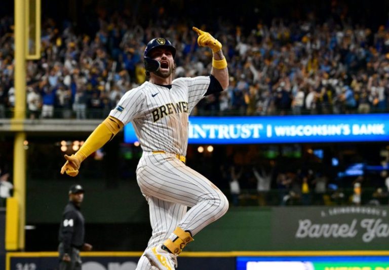 Brewers stun Mets with late homers to force winner-take-all Game 3