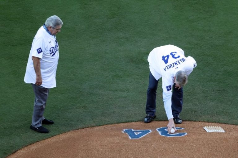 Dodgers honor Fernando Valenzuela in poignant pregame ceremony