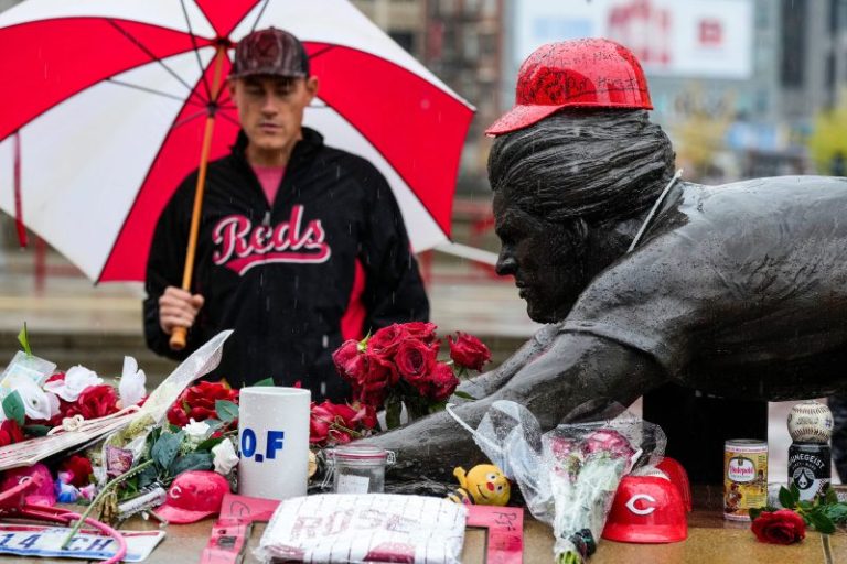 Fans bid final farewell to Pete Rose at 14-hour visitation