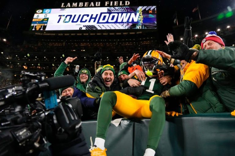 Packers cruise to win over Dolphins on cold night at Lambeau