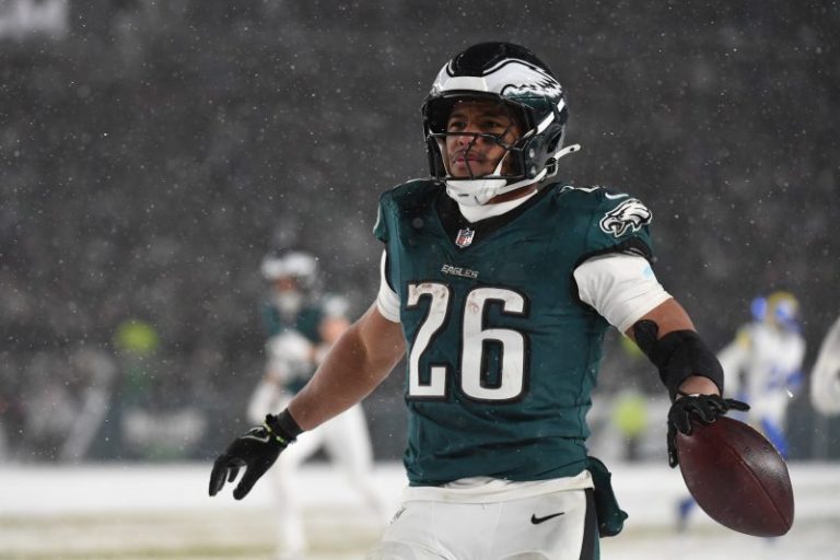 Snowball effect: Eagles star breaks big TDs to power win