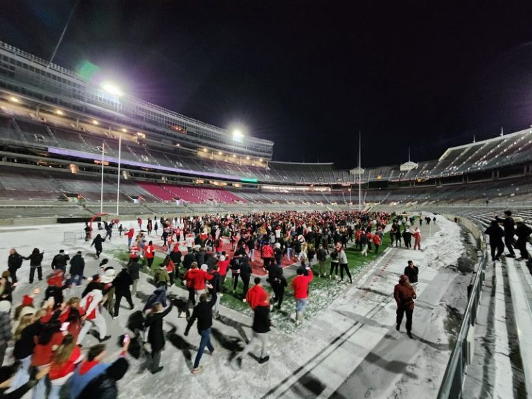 Ohio State fans break into stadium to celebrate national championship