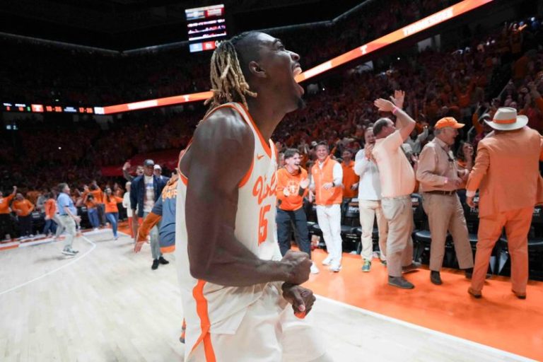 Tennessee knocks off Alabama with deep 3-pointer at buzzer
