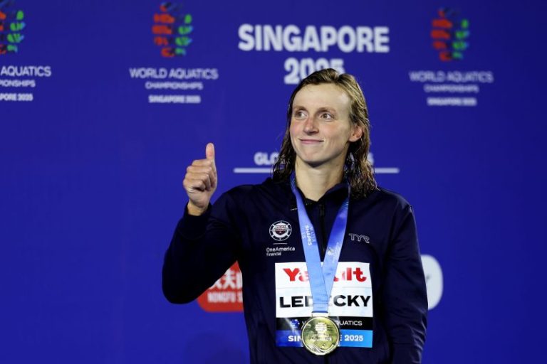 Katie Ledecky wins 1500 freestyle gold at swimming worlds
