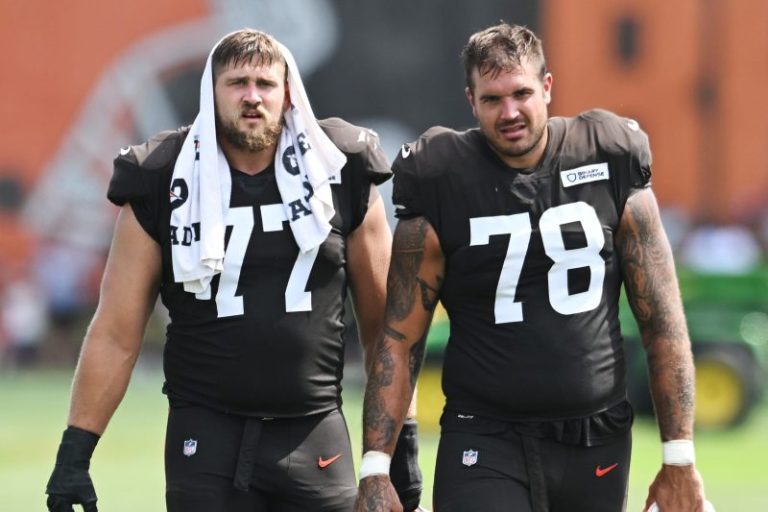 Browns, Eagles linemen talk over post-practice Miller Lites
