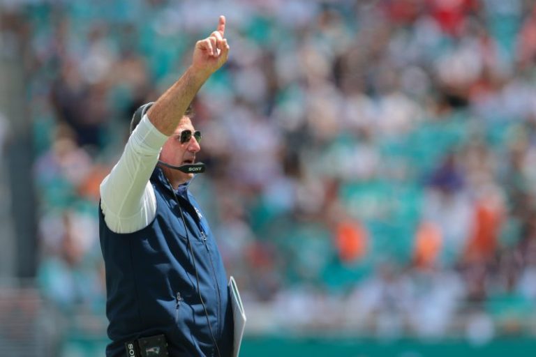 Patriots coach Mike Vrabel’s sideline sprint highlights milestone win