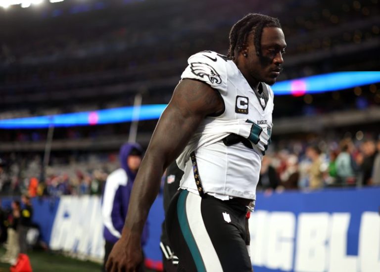 Eagles star WR plays coy when discussing meeting with teammates
