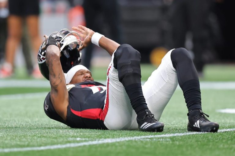 Falcons QB exits game with knee injury