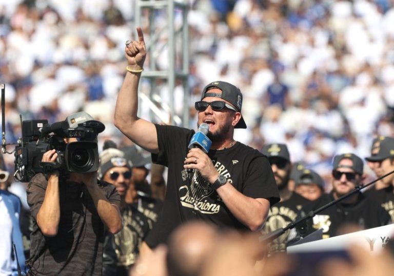 Dodgers bring back World Series hero