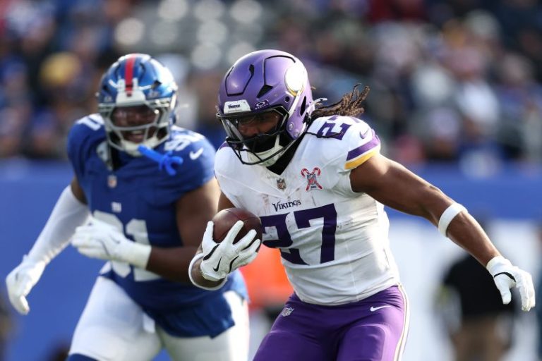 Vikings’ Jordan Mason banged up vs. Giants