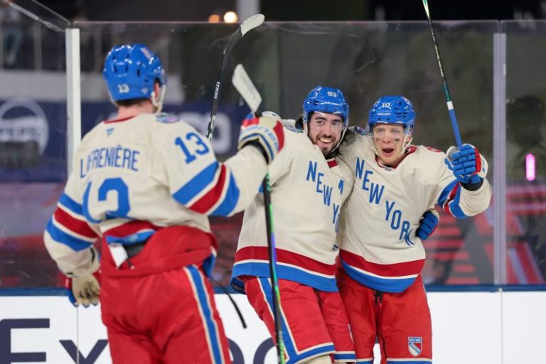 Rangers star sets record in Winter Classic rout of Panthers: Highlights
