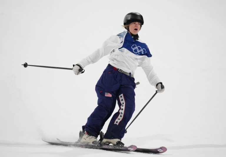 Like Lindsey Vonn, this US free skier just competed with torn ACL