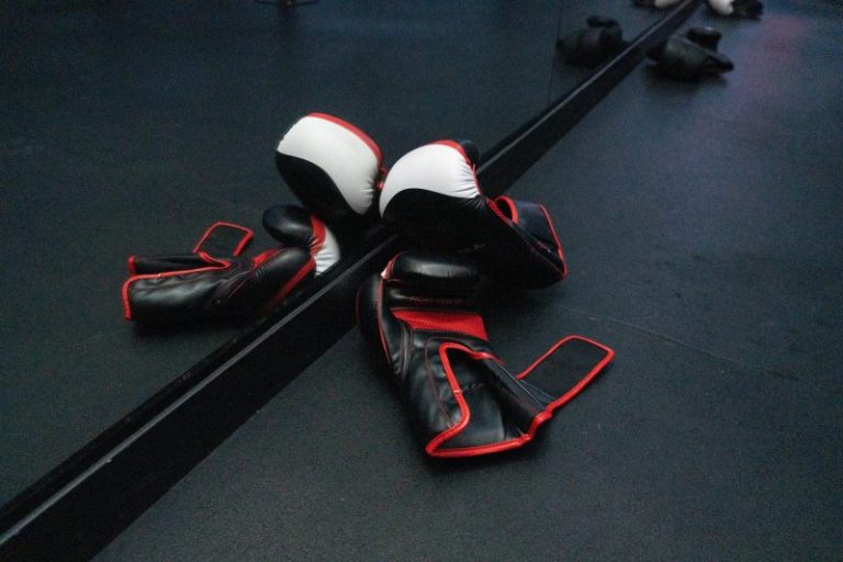 Boxer collapses during fight on Shields vs. Crews-Dezurn card