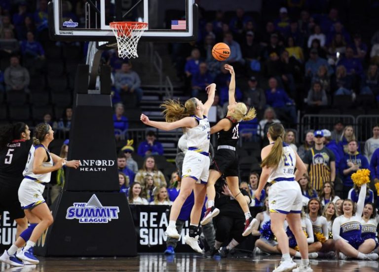 Nebraska Omaha women’s basketball players rescue drivers in sinkhole
